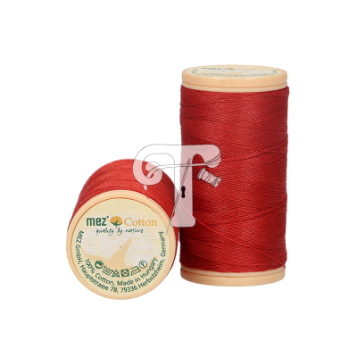 Dois rolos de linha vermelha de algodão com carretéis bege da marca mez