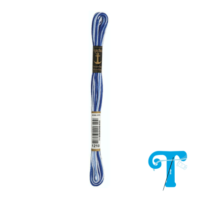 Skein de linha mouliné azul e branco com etiqueta preta e código de barras.