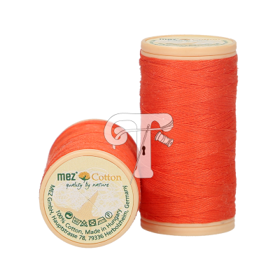 Duas bobinas de linha de costura laranja com etiquetas circulares