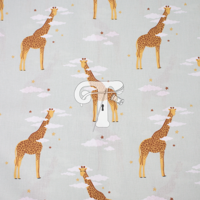 tecido cinza claro com padrão de girafas amarelas, nuvens brancas e estrelas castanhas