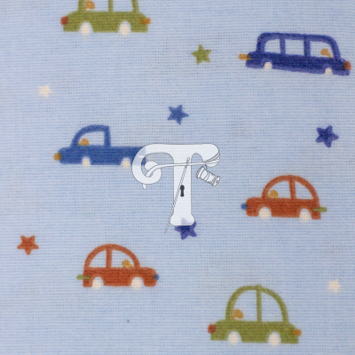 Tecido azul claro com padrão de carros e estrelas coloridas.