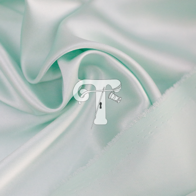 Tecido de cetim branco brilhante com dobras e borda irregular