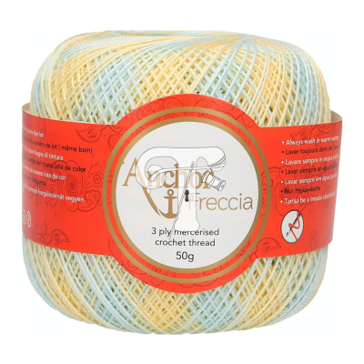 Novelo de fio de croché mercerizado com etiqueta vermelha