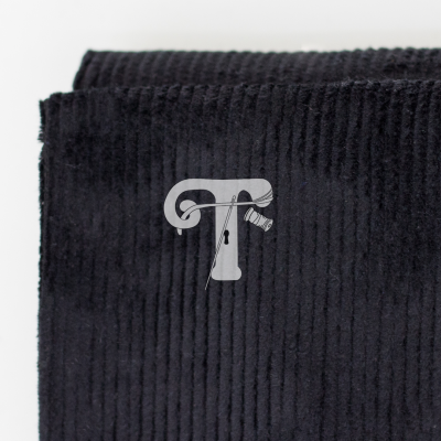 Tecido veludo cotelê preto com símbolo branco T e linha de costura