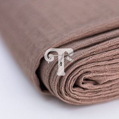 Rolo de tecido castanho enrolado com textura visível