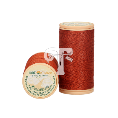 Dois carretéis de linha de algodão cor ferrugem com etiquetas visíveis