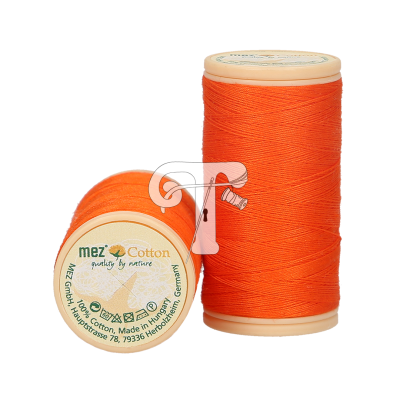 Dois carretéis de linha de algodão laranja com etiquetas brancas e texto informativo.