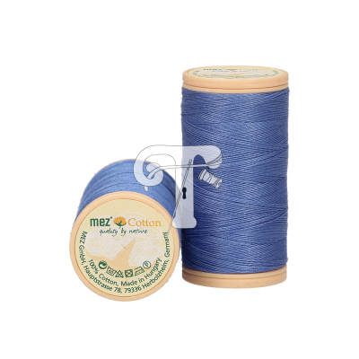 Dois rolos de linha de algodão azul mez Cotton com rótulos visíveis.