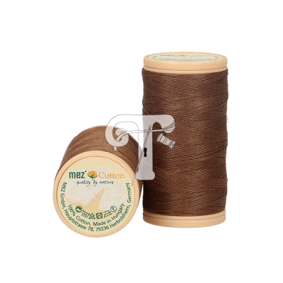 Dois carretéis de linha de algodão marrons da marca mez Cotton com etiquetas visíveis.