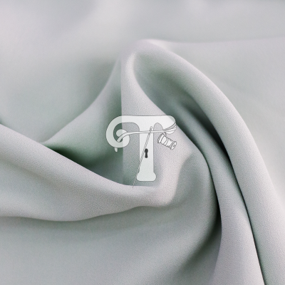 Tecido cinzento claro suave com dobras