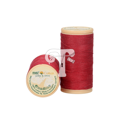 Rolos de linha de algodão vermelha Mez Cotton em fundo branco.