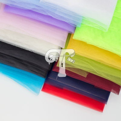 Tecidos de tule de várias cores dobrados sobre fundo branco