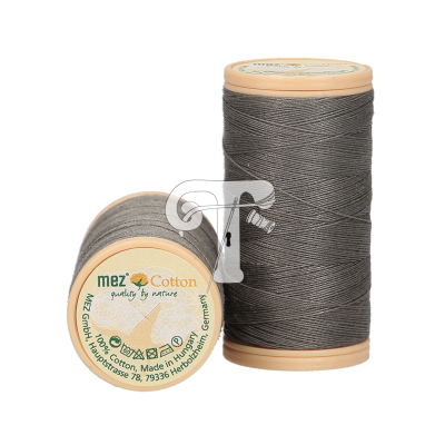 Dois carretéis de linha de algodão cinzenta da marca mez Cotton, com rótulos visíveis