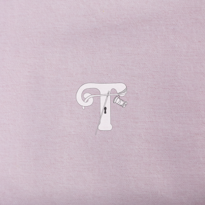 Letra T estilizada com carretel e agulha sobre fundo rosa texturizado