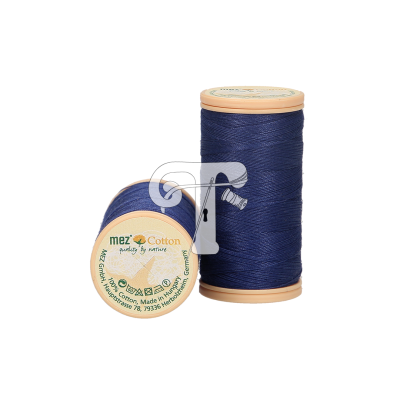 Dois carretéis de linha azul escuro mez Cotton com etiquetas visíveis, fundo branco