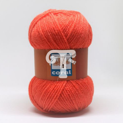 Novelo de fio coral com etiqueta azul e branca sobre fundo branco