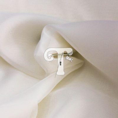 tecido branco liso com textura suave em fundo branco