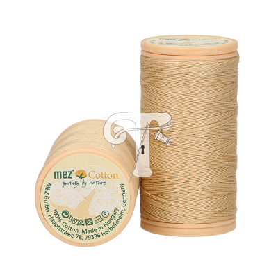 Dois carretéis de linha de algodão bege, um em pé e outro deitado com rótulo visível.