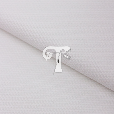 Tecido branco com padrão texturizado em escamas pequenas.
