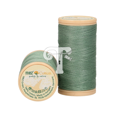 Dois carretéis de linha de costura verde-água da marca mez Cotton, um em pé e outro deitado mostrando o rótulo