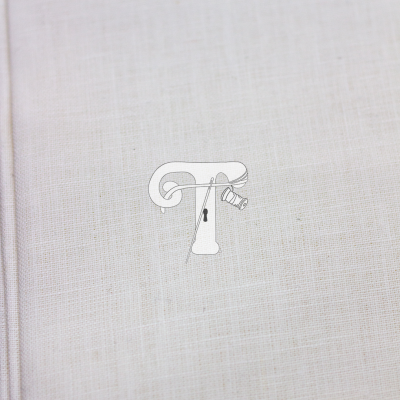 Almofada branca de tecido com textura fina e costura na margem