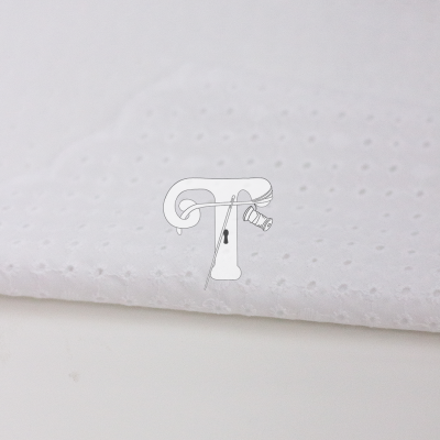 Pano branco perfurado com logótipo em T estilizado central