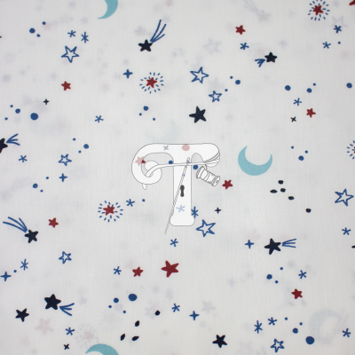 Tecido branco com padrão de estrelas, luas e pontos coloridos