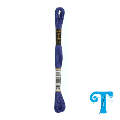 Corda de bordar azul com etiquetas da marca Anchor sobre fundo branco