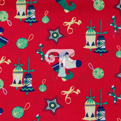 Tecido vermelho com padrão festivo de sinos, botas e bolas de Natal