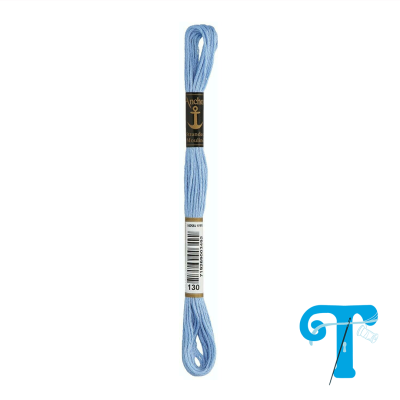 Skein de linha bordada azul clara com etiquetas pretas e douradas em fundo branco