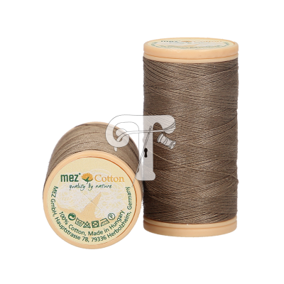 Dois rolos de linha de costura castanha da mez Cotton com etiquetas visíveis