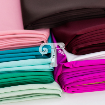 Tecidos de várias cores dobrados