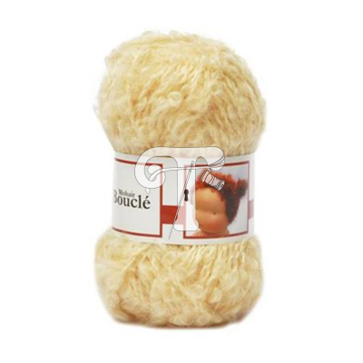 Novelo de lã bouclé creme com etiqueta branca e imagem de boneca