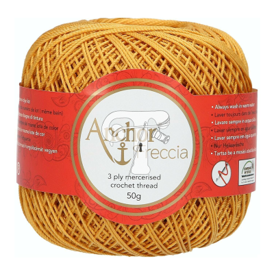 Novelo de linha para crochet laranja com etiqueta vermelha