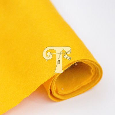 Rolo de tecido amarelo em fundo branco