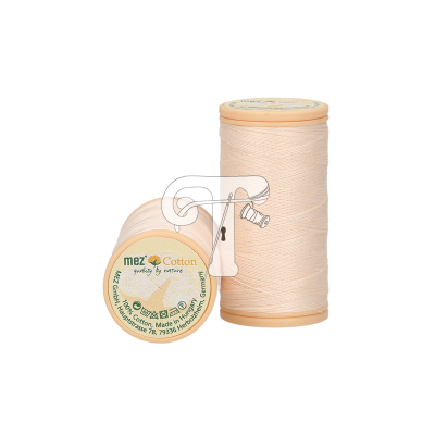 Dois carretéis de linha de algodão bege claro com rótulos e texto em alemão, fundo branco