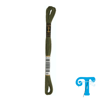 Enchimento para bordado verde-musgo da marca Anchor com rótulo preto e dourado, código 681