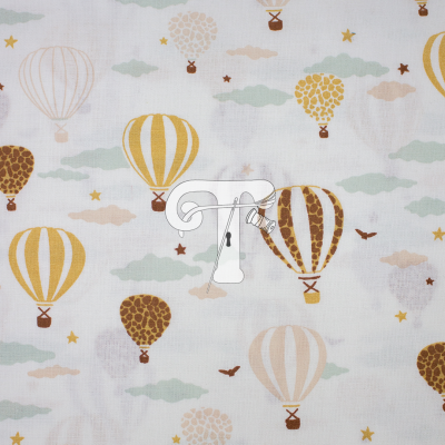 Tecido branco com padrão de balões de ar quente e nuvens