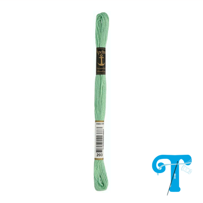 Skein de fio de bordado verde claro da Anchor com etiquetas pretas e brancas