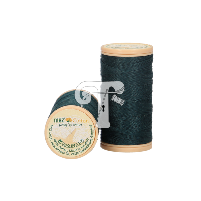 Dois carretéis de linha de algodão verde escuro com rótulos da marca mez Cotton.