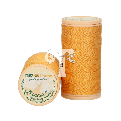 Dois carretéis de linha de costura cor de laranja com rótulos destacando marca e origem.