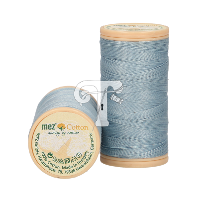 Dois carretéis de linha de costura azul claro com base e topo em plástico bege e etiquetas redondas