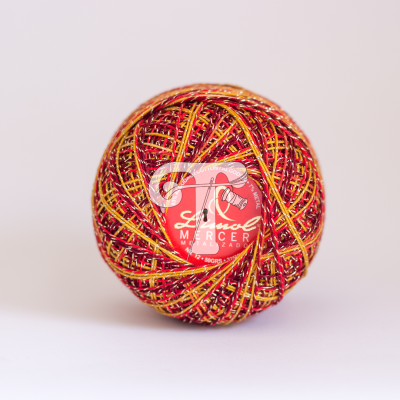 Bola de fio metálico colorido com rótulo vermelho