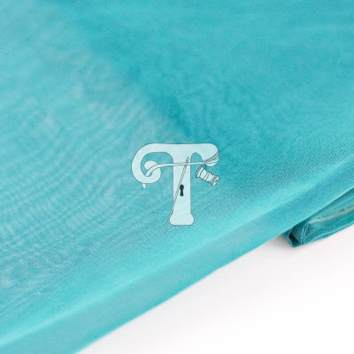 Tecido azul turquesa transparente com logótipo de letra T e agulha sobreposta