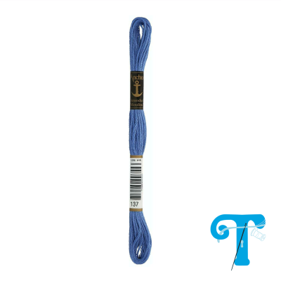 Novelo de linha azul para bordar com etiquetas e código de barras