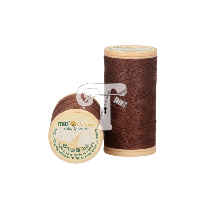 Dois carretéis de linha de costura castanha da marca Mez com rótulo visível