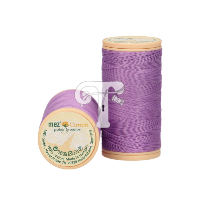 Dois cones de linha lilás com etiquetas redondas mostrando informações de algodão