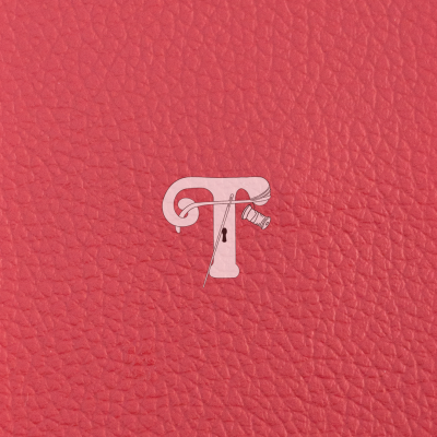 Couro rosa com textura e letra T estilizada com agulha e linha