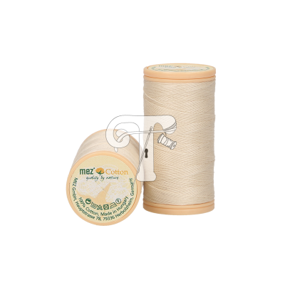 carretéis de linha de costura bege clara com etiqueta Mez Cotton