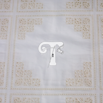 tecido branco com bordados geométricos em branco e bege